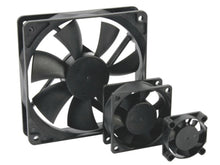 Sort aksialblæser 12 V, 80x80x25 mm med firkantet ramme og flere blade, vises i forskellige størrelser.