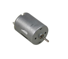 DC-motor 2,5-6 V cylinderformet med metalhus, synlig aksel og to terminaler.