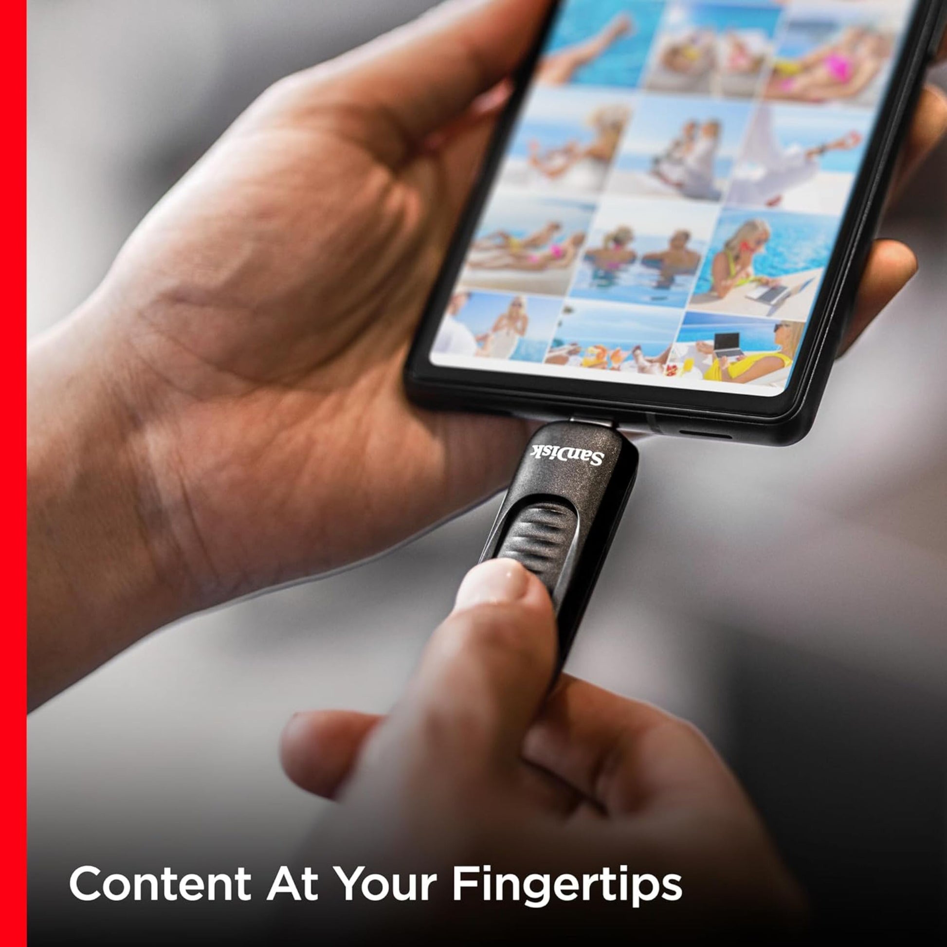 Sandisk Ultra Slide USB-C 64 GB stik sættes i smartphone med fotominiaturer på skærmen.
