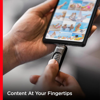 Sandisk Ultra Slide USB-C 64 GB stik sættes i smartphone med fotominiaturer på skærmen.