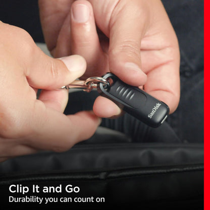 Sandisk Ultra Slide USB-nøgle, USB-C, 128 GB sættes i nøglering, tekst: Clip It and Go.