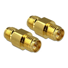 RP-SMA hun til SMA hun adapter 2-pak, guld, cylindrisk med sekskant til fastgørelse.