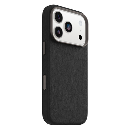 Symmetry Cactus Leather MagSafe cover til iPhone 17 Pro sort, vist bagfra med triple kamera og flash fra let venstre vinkel.