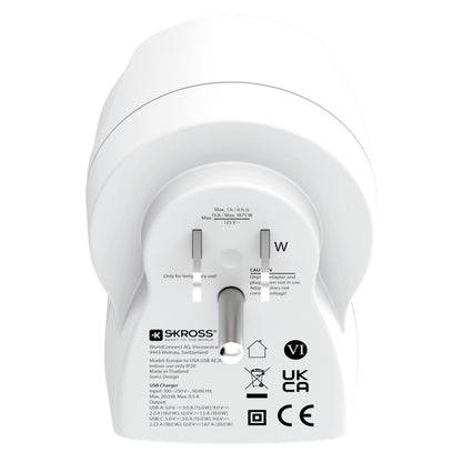 Skross rejseadapter Europa til USA USB AC20PD med synlige stikben, sikkerhedsmærker og brugervejledning på adapteren.