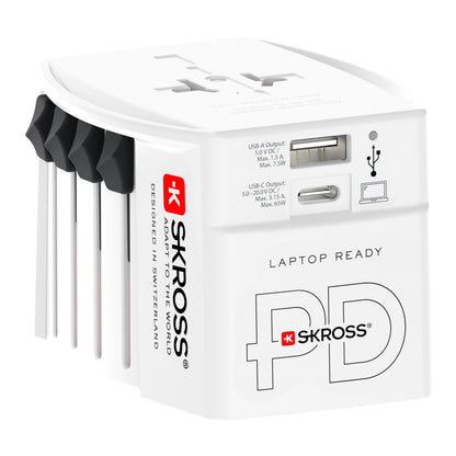 Skross Universal ujordet rejseadapter med USB PD 65W, retrækkelige stik, USB-A og USB-C porte, "LAPTOP READY PD" på siden.