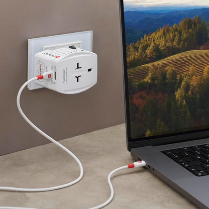 Skross Ujordet Universal rejseadapter med USB PD 65W tilsluttet væg, hvid opladerkabel til laptop.