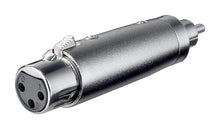 Adapter XLR hun til RCA han, sølv/sort metal, 3-pin XLR-stik venstre, RCA han-stik højre.