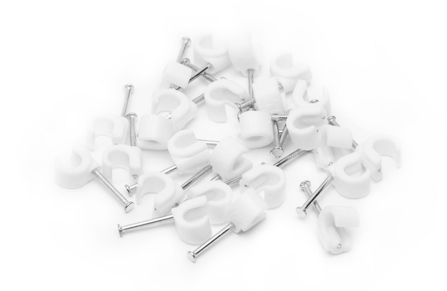 Kabelsøm til rund kabel 5-7 mm 100-pak med fastgjorte metal søm, egnet til kabelmontering og elinstallation.