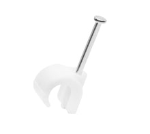 Kabelsøm til rund kabel 5-7 mm 100-pak med plastbøjle og metalspiker til fastgørelse af kabler på vægge.