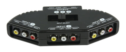 Sort RCA-switch 3-vejs med tre sæt composite video og L/R audio indgange, én udgang, tydelig mærkning, skydeknap på toppen.