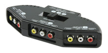RCA-switch 3-vejs, sort, tre tydeligt mærkede RCA-indgange (gul: video, hvid/rød: lyd) og én RCA-udgang.