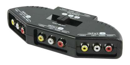 RCA-switch 3-vejs, sort, tre tydeligt mærkede RCA-indgange (gul: video, hvid/rød: lyd) og én RCA-udgang.