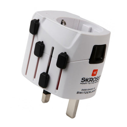 Skross Universal rejseadapter med flere skydestik, kompakt design, mærket "Designed in Switzerland.
