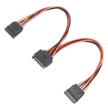 SATA fordelerkabel med sorte stik, røde, sorte og gule ledninger splitter ét SATA strømstik til at udgange.
