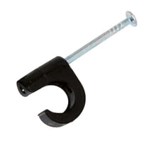 Sorte kabelclips til rund kabel 7-10 mm, U-formet plastbøjle og metalnål, 100 stk pakning.