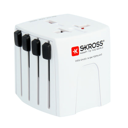 Skross Muv Micro Jordet Universal rejseadapter med sorte sideskydeknapper, flere topstik, Skross-logo og Designed in Switzerland-tekst.