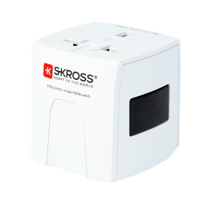 Skross Muv Micro Jordet universal rejseadapter, hvid, flere stikindgange, sort knap, rødt Skross-logo og "Designed in Switzerland.