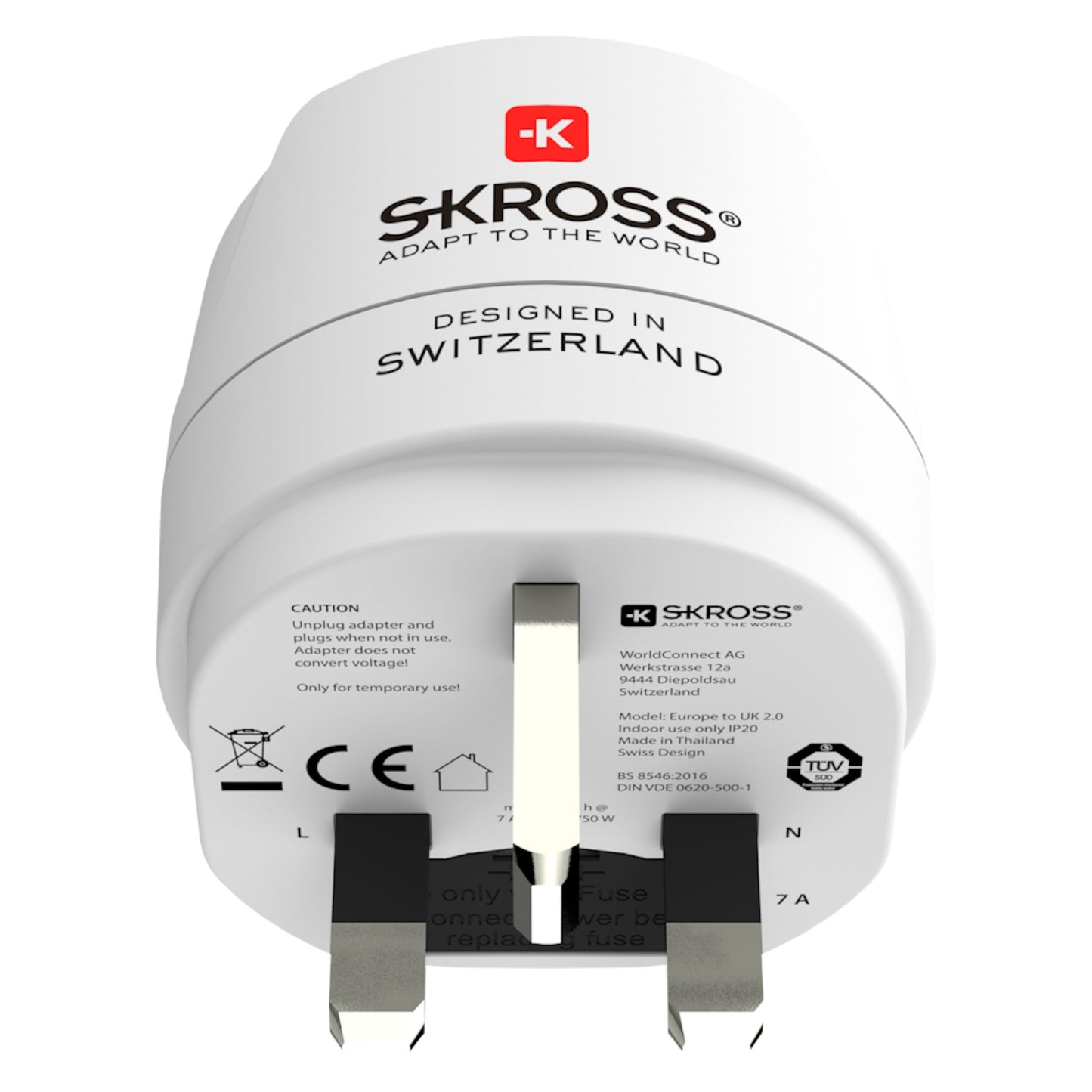 Skross jordet rejseadapter UK type G med tre metalspænder, "Designed in Switzerland", certificeringsmærker synlige.