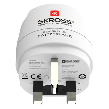 Skross jordet rejseadapter UK type G med tre metalspænder, "Designed in Switzerland", certificeringsmærker synlige.