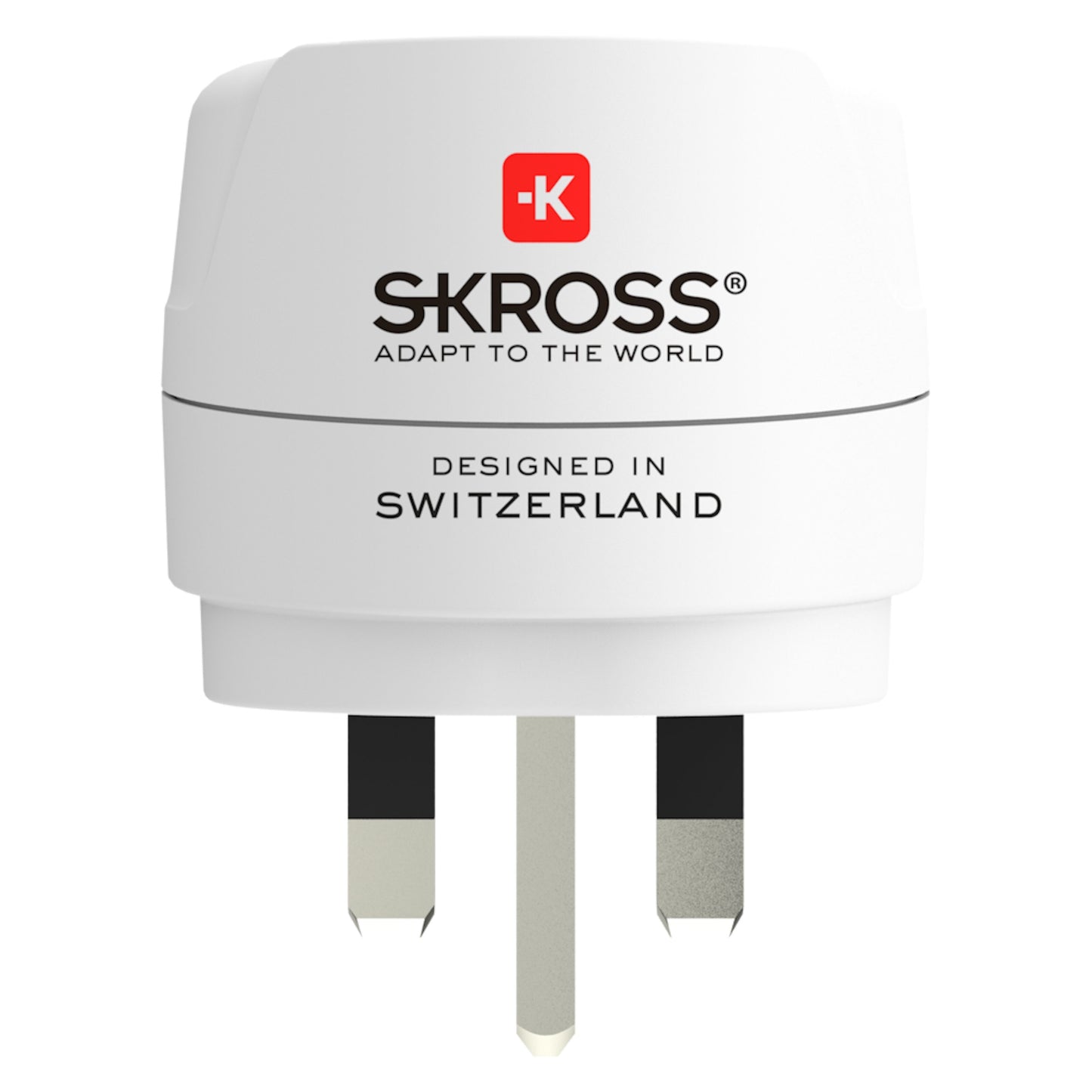 Skross jordet rejseadapter UK med tre ben, rødt logo med hvidt kors, type G stik, "Adapt to the World" og "Designed in Switzerland.