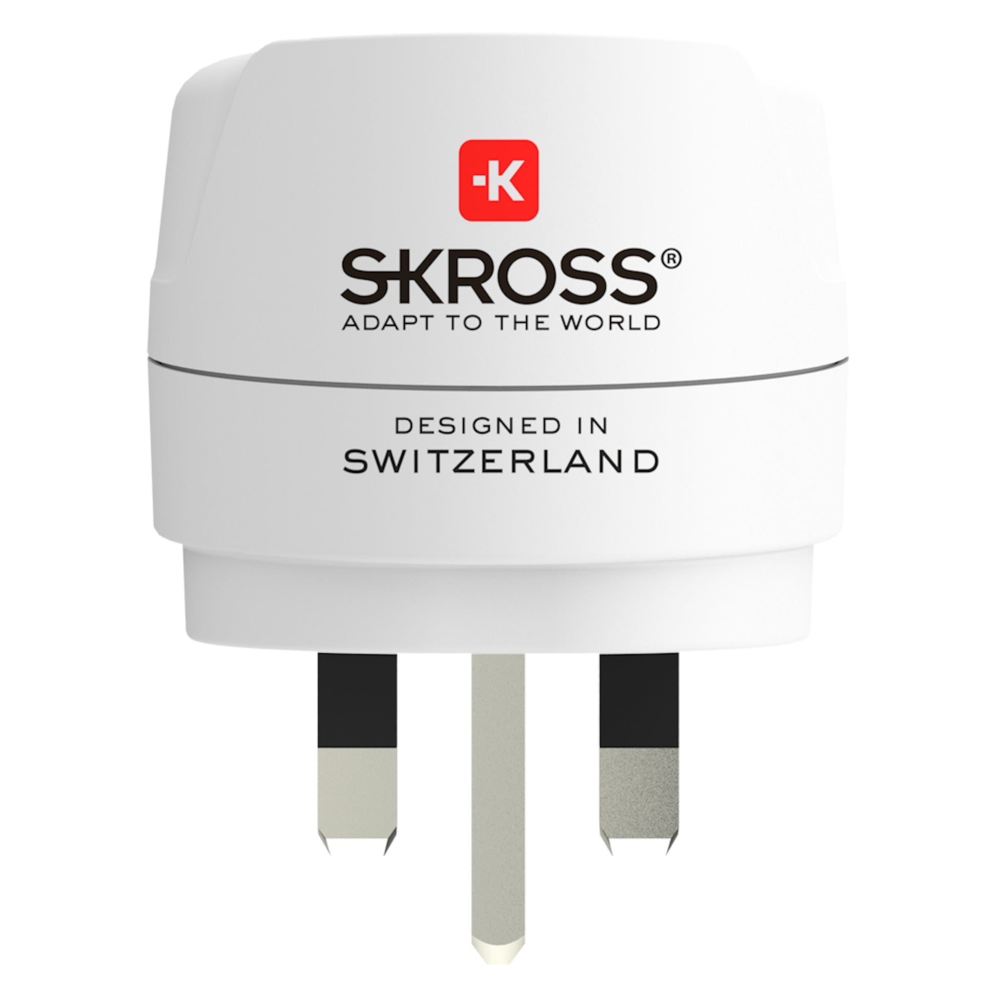 Skross jordet rejseadapter UK med tre ben, rødt logo med hvidt kors, type G stik, "Adapt to the World" og "Designed in Switzerland.