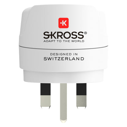 Skross jordet rejseadapter UK med tre ben, rødt logo med hvidt kors, type G stik, "Adapt to the World" og "Designed in Switzerland.