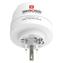 Skross Jordet rejseadapter USA med to runde stikben, etiketter "DESIGNED IN SWITZERLAND" og "ADAPT TO THE WORLD", type C til B.