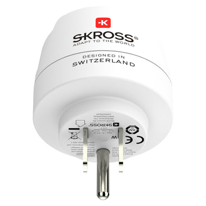 Skross Jordet rejseadapter USA med to runde stikben, etiketter "DESIGNED IN SWITZERLAND" og "ADAPT TO THE WORLD", type C til B.