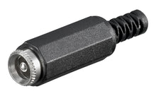 DC-stik med midterstift og loddeforbindelse 2,5 mm, sort hus, metalspids og fleksibel trækaflastning.
