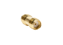 Luxorparts SMA hun-hun adapter, guld, med gevind og hvid centerisolator, til antennekabler og WLAN-udstyr.