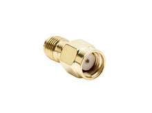 RP-SMA han til SMA hun wifi antenneadapter, guld, sekskantet møtrik, gevindende og hvid indvendig isolator.