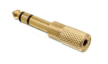 Lydadapter 3,5 mm til 6,3 mm stereo forgyldt, guldfarvet med rillet greb og to sorte ringe.