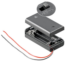 Batteriholder til 2x AA med åbent låg, rød/sort ledning og ON/OFF-kontakt på låget.