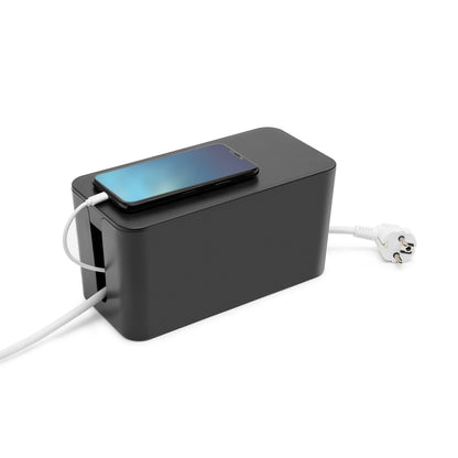 Kabelskjuler Mini sort, skjuler flere kabler, plads til smartphone-opladning, hvid strømledning med stikprop til højre.