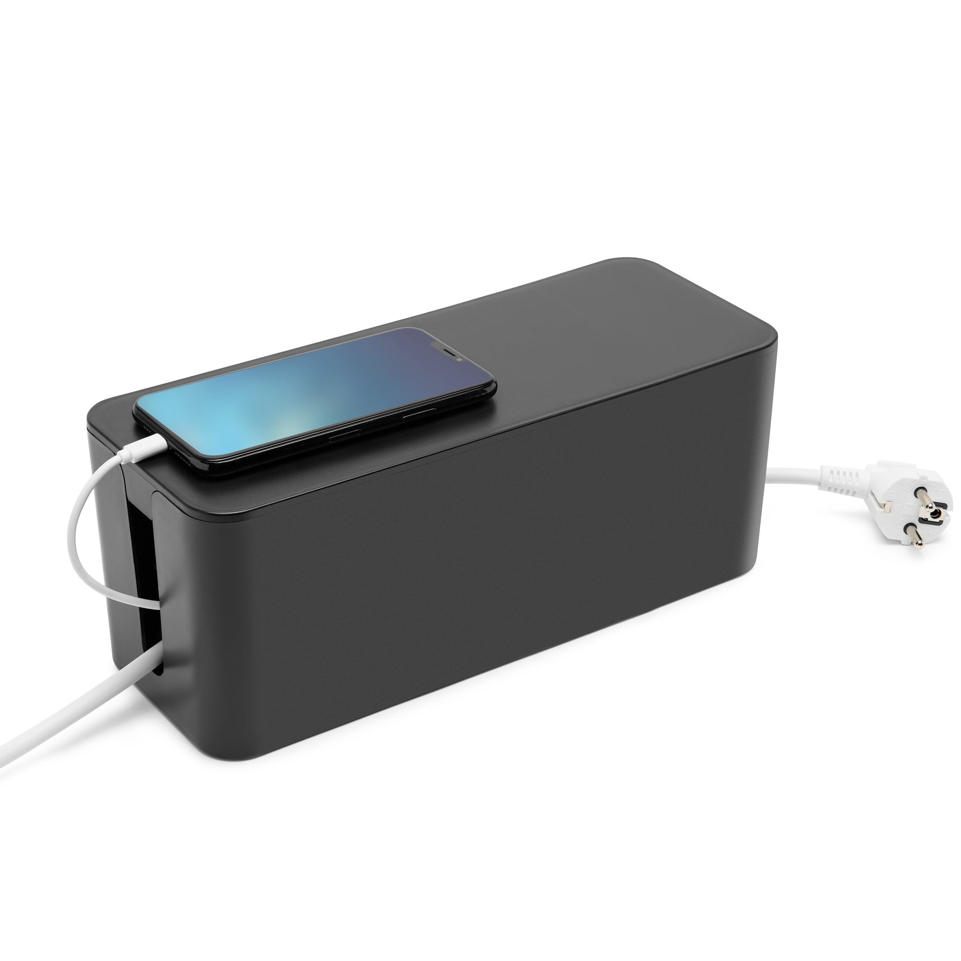Kabelskjuler Maxi sort, smartphone oplades ovenpå, hvid ledning tilsluttet og udgang i siden, stik ved sort boks.