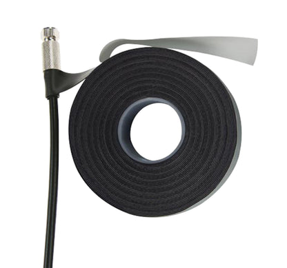 Sort koaksialkabel med stik, delvist udrullet, ved siden af 10 m Etab Vulkaniseret tape til vandtæt forsegling.