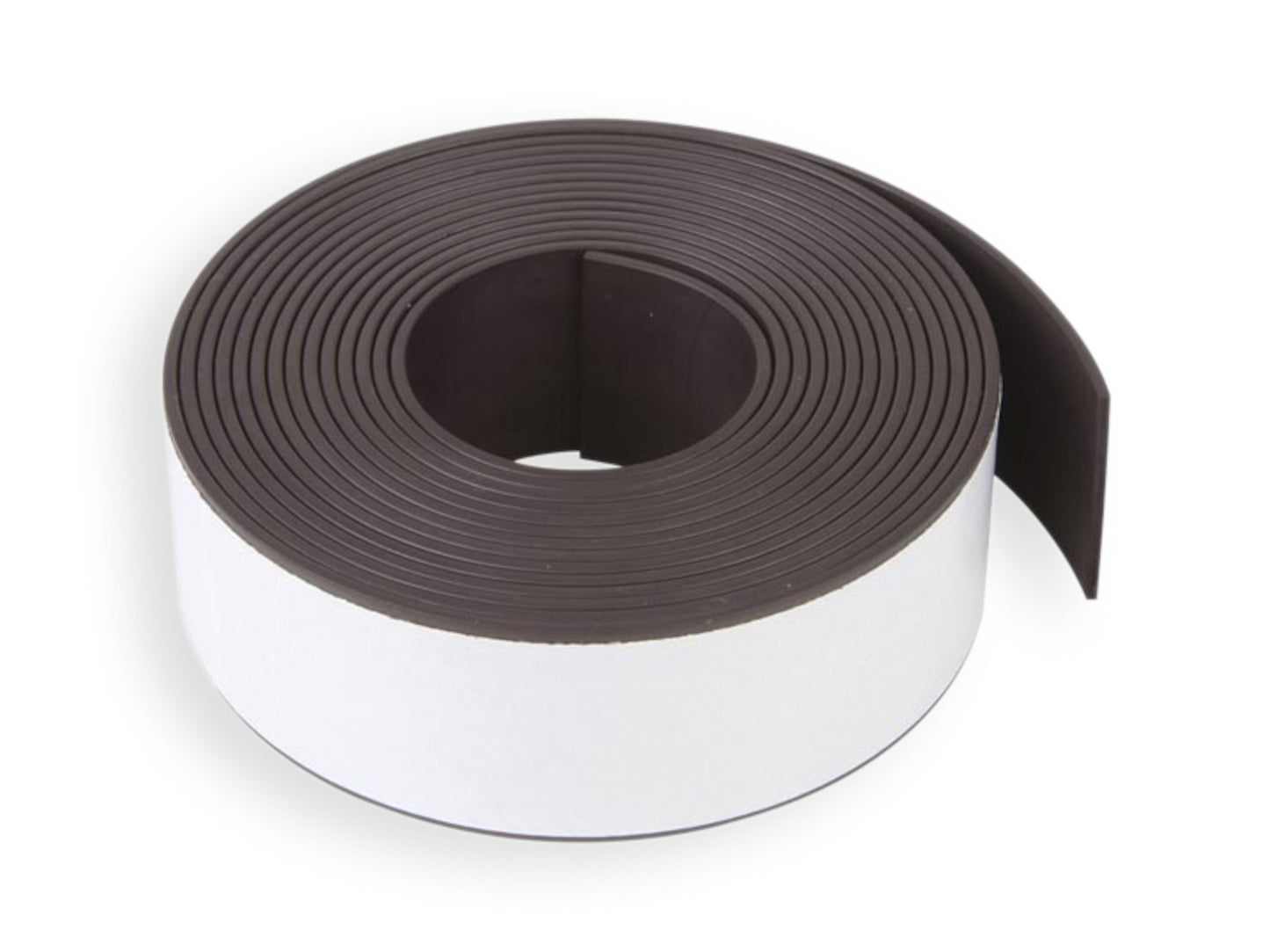 Magnetisk tape 3 m, mørkebrun, fleksibel, hvid klæbende bagside, delvist udrullet, nem at klippe til længde.