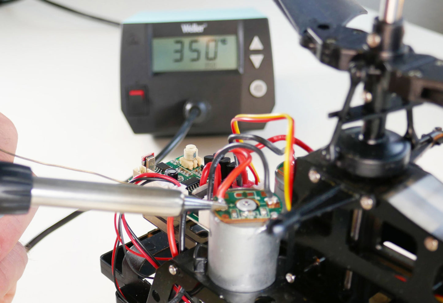 Weller WE 1010 Loddestation 70 W digitalt display viser 350° nær farvede ledninger og printplade.