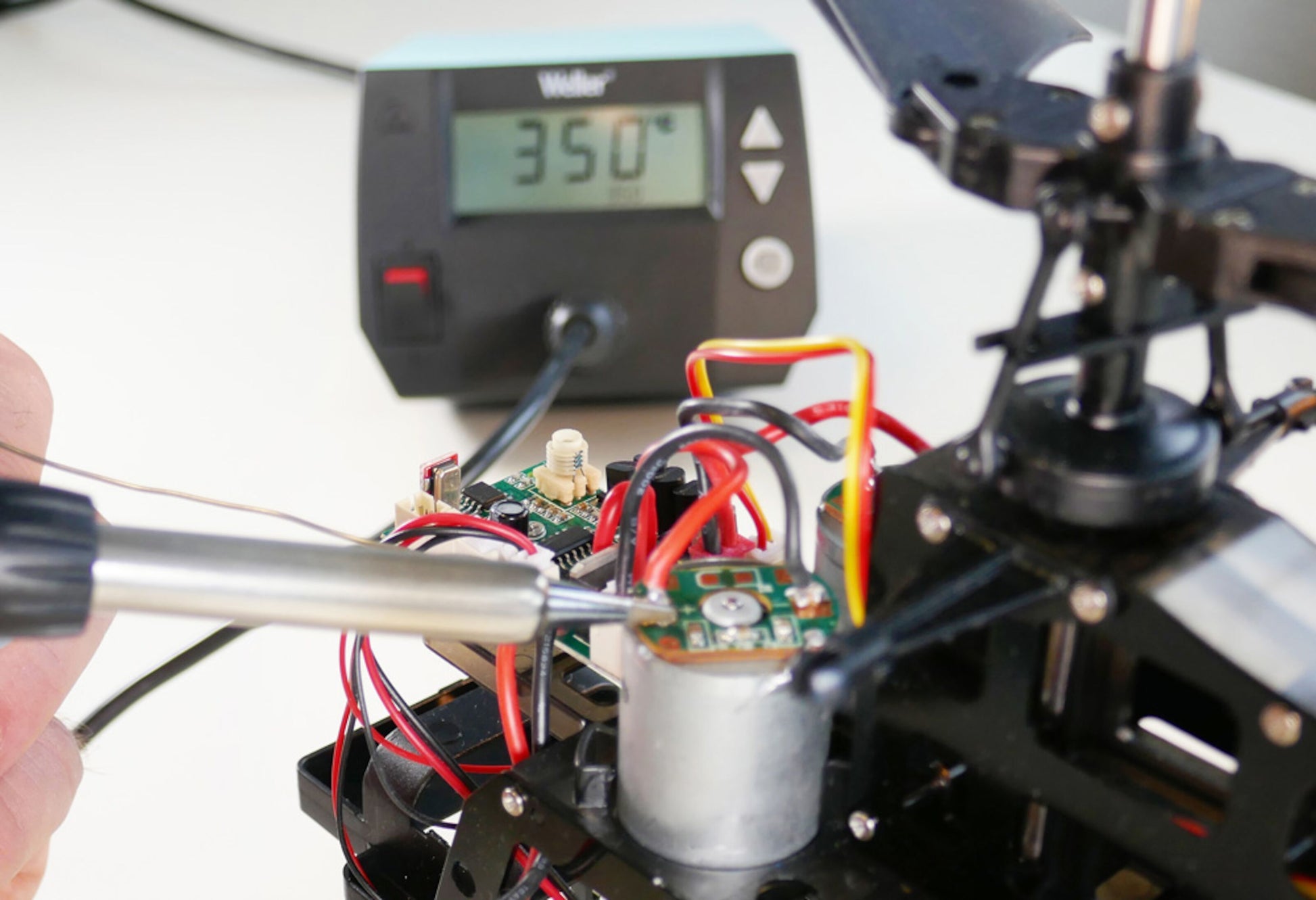 Weller WE 1010 Loddestation 70 W digitalt display viser 350° nær farvede ledninger og printplade.