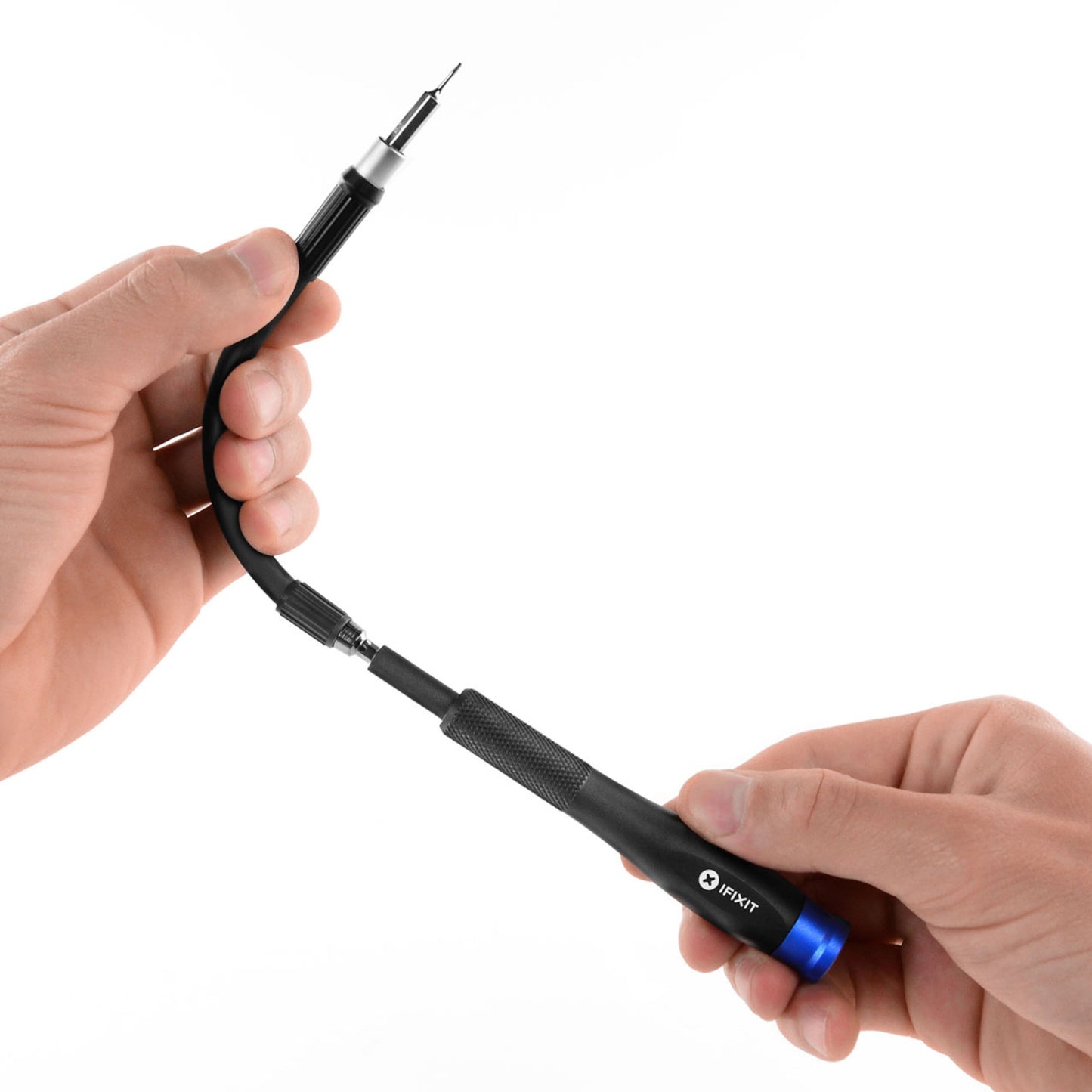 Ifixit Mako Præcisionsmejsel med sort fleksibelt håndtag, små spidser og bitssæt, holdes i hånden.