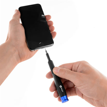 Ifixit Mako Præcisionsmejsel med bits anvendes til at løsne bunden af smartphone under elektronikreparation.