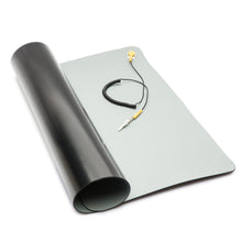 Luxorparts ESD-bordmåtte 50x60 cm grå overflade, sort underside, spiral-ledning og metalstik med gul jordklemme.