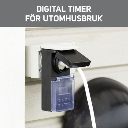 Digital timer 7 dage til udendørs brug sat i udendørs stikkontakt, display viser 8:20, tekst DIGITAL TIMER FÖR UTOMHUSBRUK.