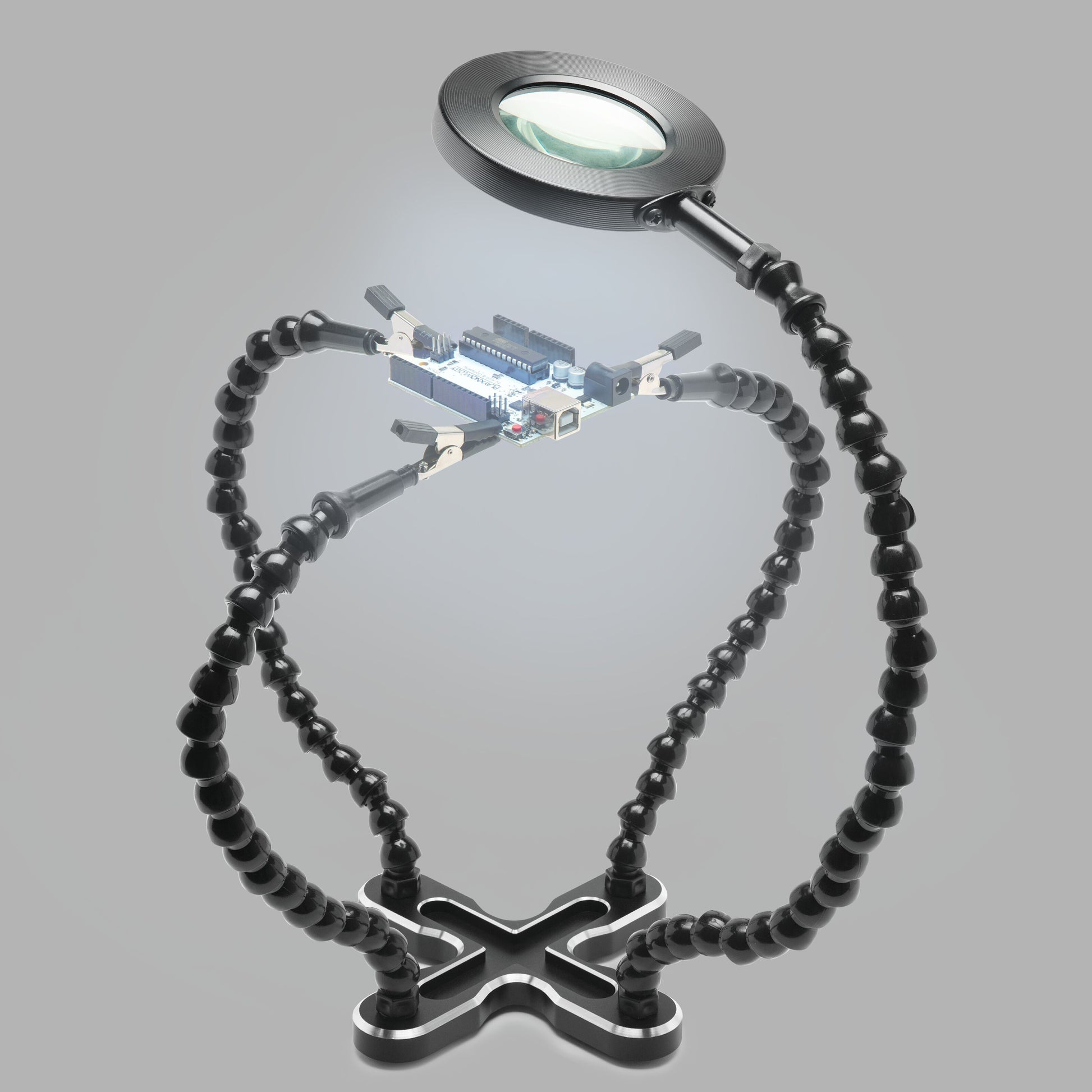 Luxorparts stativ til præcisionsarbejde med justerbare arme, clips og lup holder printplade.
