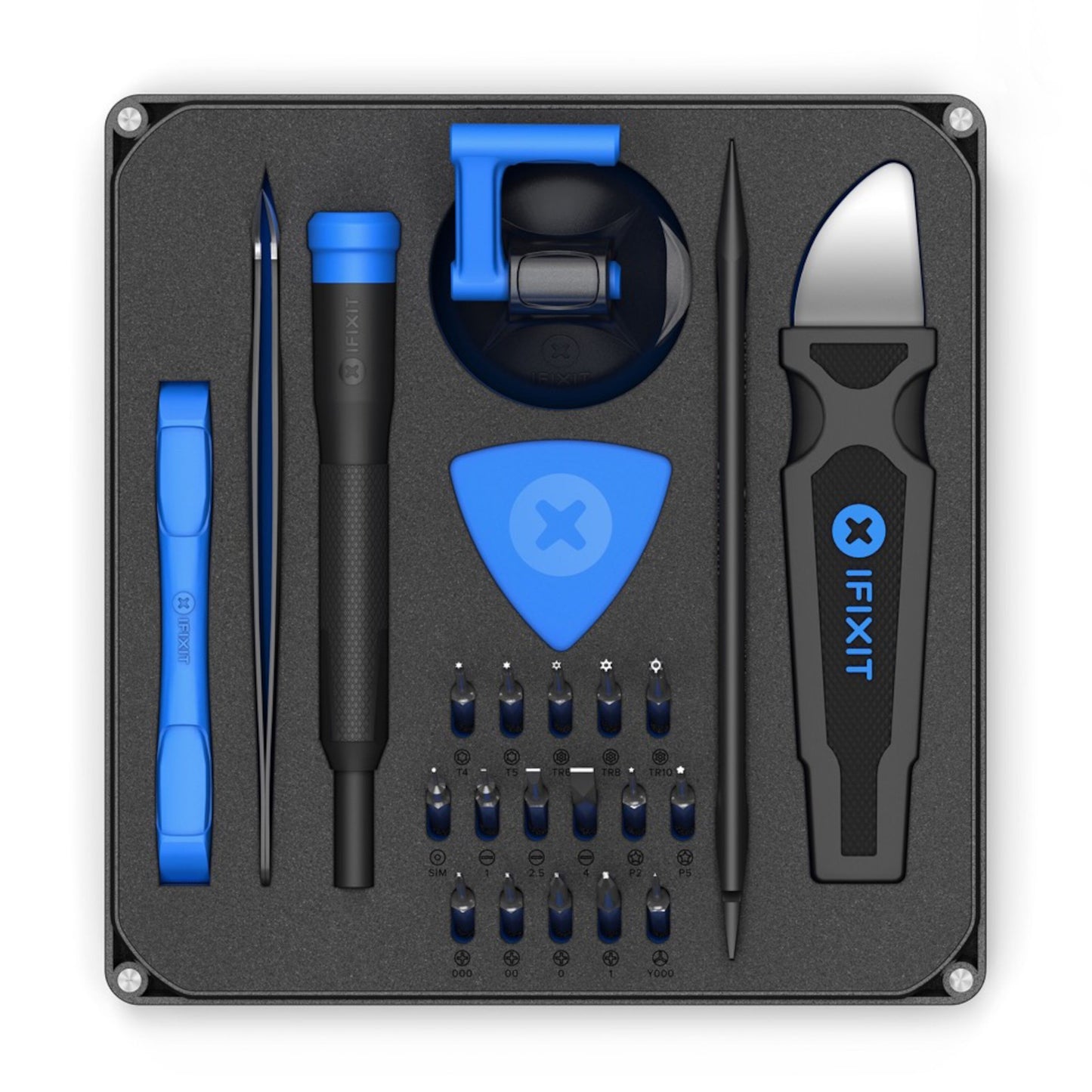 IFixit Essentiel elektronisk værktøjskasse med skruetrækkere, pinsetter, sugekop, spudger, bits og blå plektrum i skumkuffert.