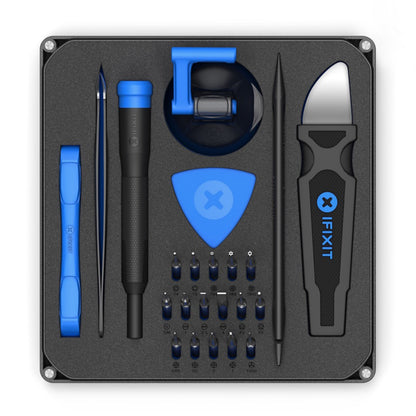 IFixit Essentiel elektronisk værktøjskasse med skruetrækkere, pinsetter, sugekop, spudger, bits og blå plektrum i skumkuffert.