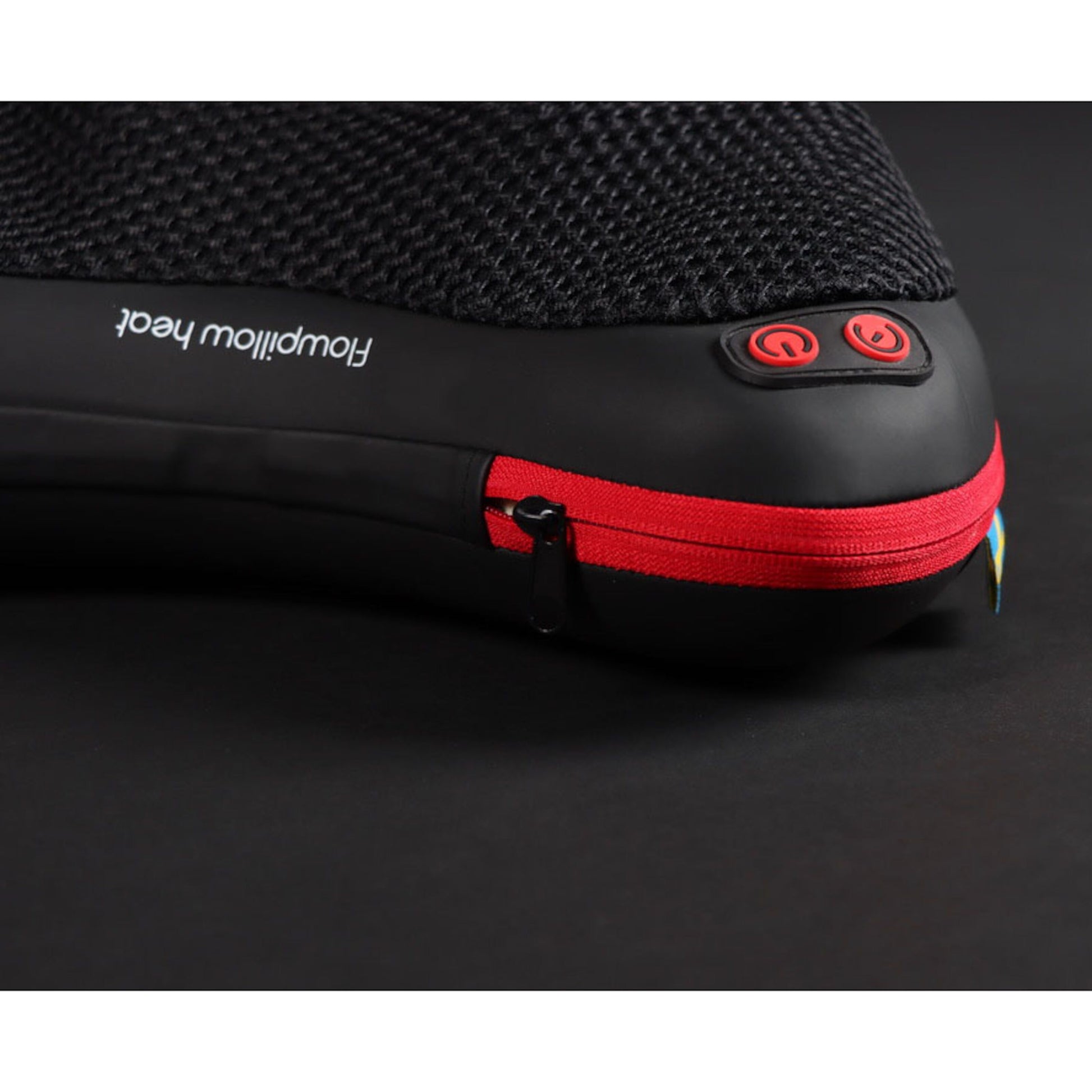 Flowpillow Varmemassagepude sort mesh, infrarød varme, rød lynlås og knapper, Flowpillow Heat-logo på siden.