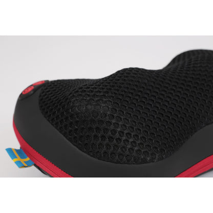 Flowpillow Varmemassagepude, sort mesh med rød kant og lille svensk flagmærke.