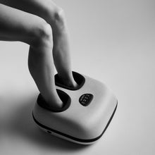 Flowlife Flowfeet Heat fodmassage, beige med sort kontrolpanel, ben placeret i apparatet.