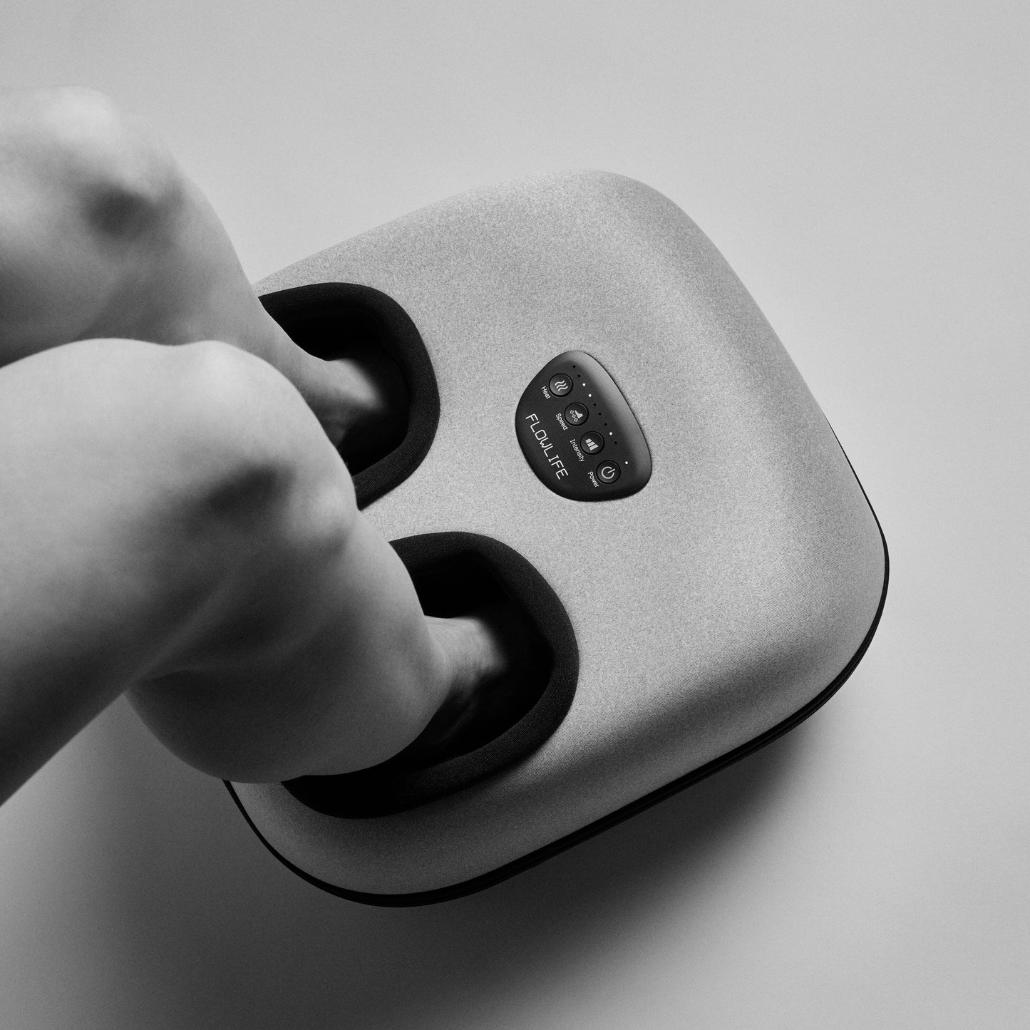 Flowfeet Heat fodmassage maskine med to fodåbninger og kontrolpanel til varme, hastighed, intensitet og strøm.